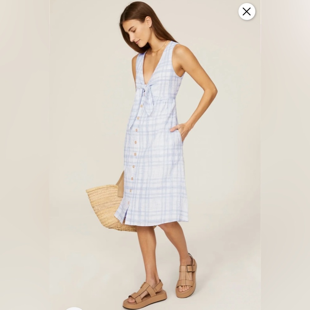 Blue and White Sleeveless Plunge Sundress‎